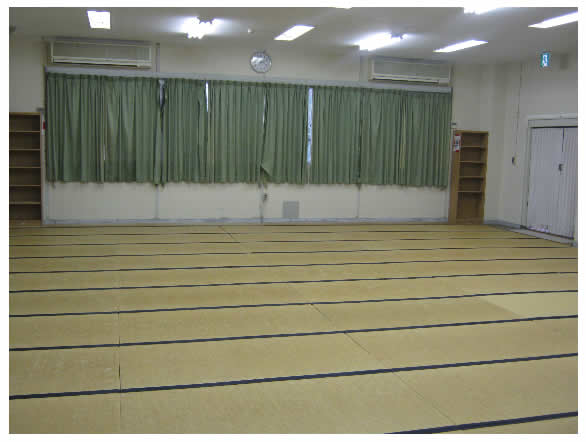 大部屋（集会室）
60畳の畳敷き大広間です。宿泊のほか、研修、集会などにもご利用いただけます。合宿、お泊り保育などにもご利用ください。
